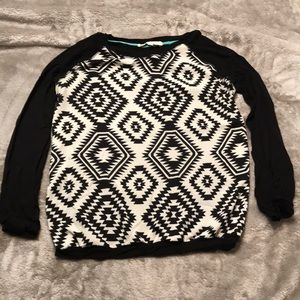 Black and White Tribal Print Top! Soft material!!